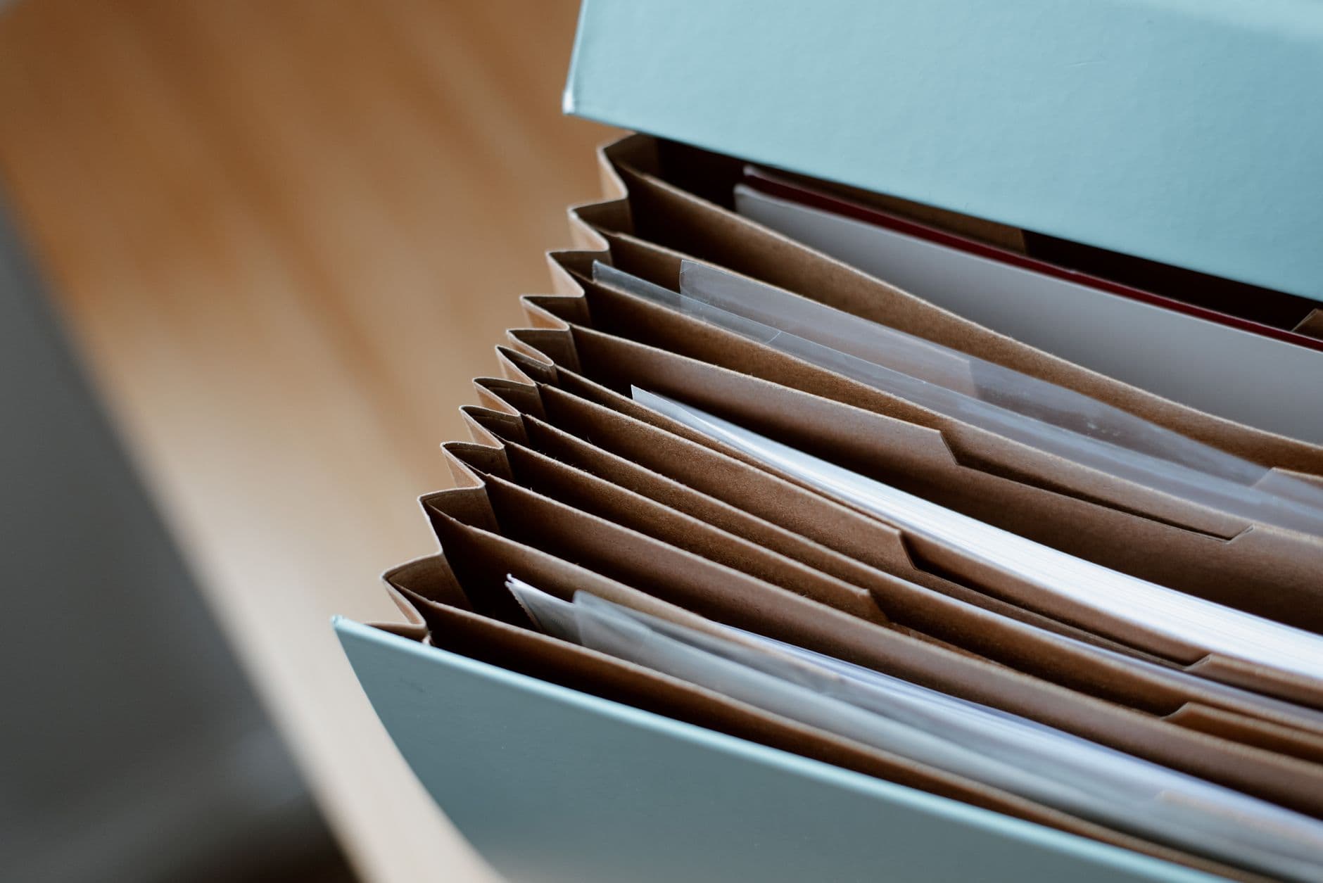 An expanding file of kraft dividers
