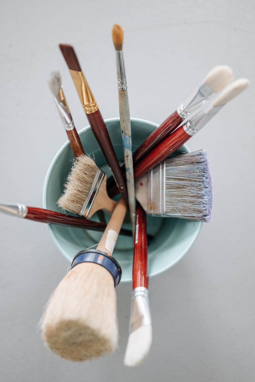 Paintbrushes of different sizes in one pot